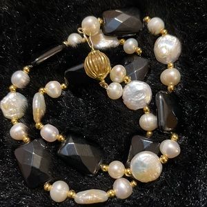 Lightly used black and white peals 17 inches choker..